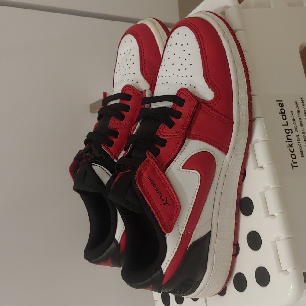 Nike Air Jordon 1 Low FlyEase - Picture 2 of 7